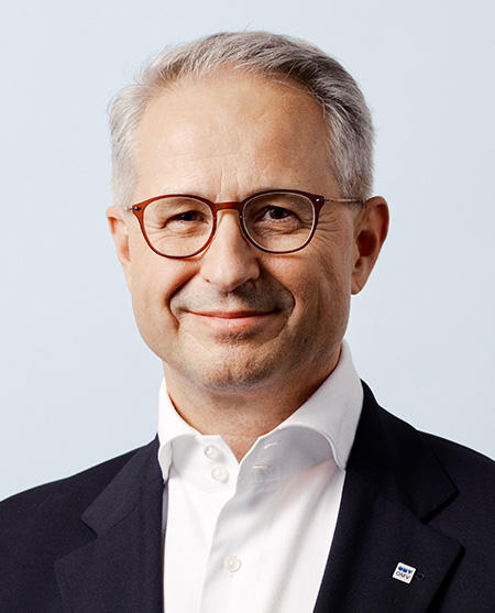 Alfred Stern, Vorstandsvorsitzender, Generaldirektor und Executive Officer Chemicals & Materials (Foto)