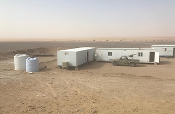Container und Fahrzeug in der Wüste (photo)