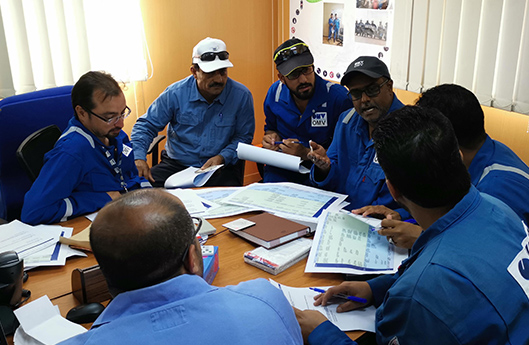 Menschenrechtstraining kleine Gruppe von Mitarbeiterin in blauen OMV Overalls (photo)