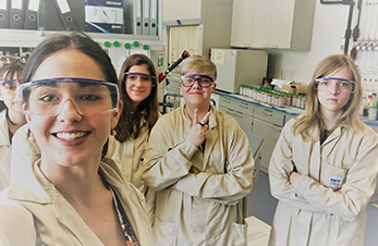 Junge Wissenschaftlerinnen im Labor (photo)