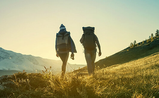 Zwei Personen beim Wandern (Foto)