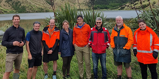 Gruppenfoto von OMV Mitarbeiter:innen vor dem Moawhitu See (Foto)