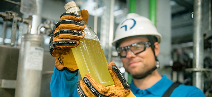 A man holding a bottle with a liquid (photo)