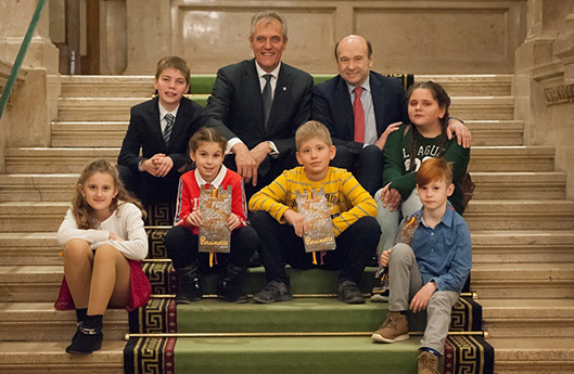 OMV officials with children on a staircase (photo)