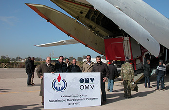 Yemen health clinic - group under plane (photo)