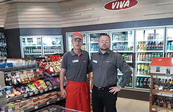 Two employees at a Serbian OMV filling station (photo)