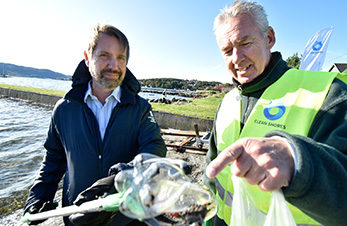 Volunteers collecting waste at the beach (photo)