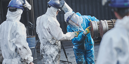 Employees in saftey gear (photo)