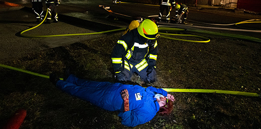 A fireman ist giving first aid (photo)