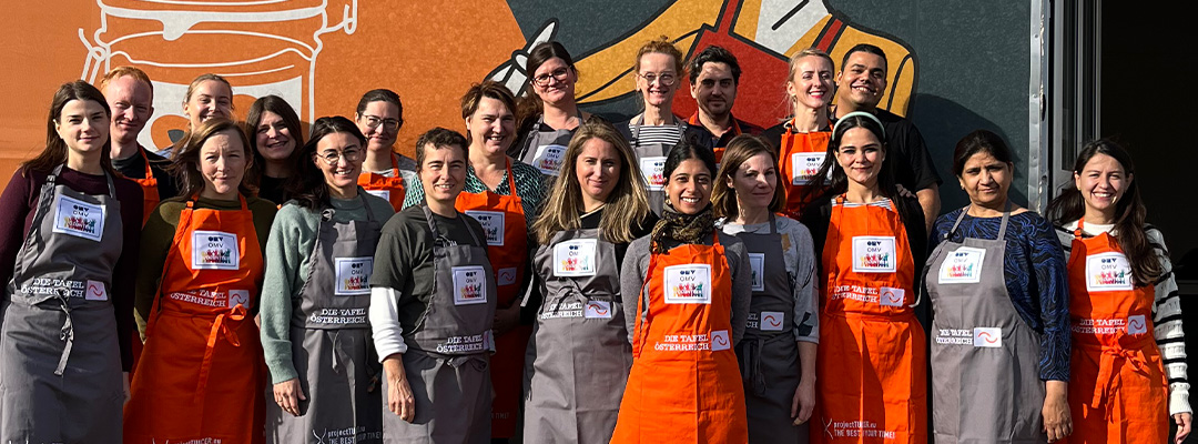 Group picture of OMV employees wearing aprons while supporting the Tagel Österreich (photo)